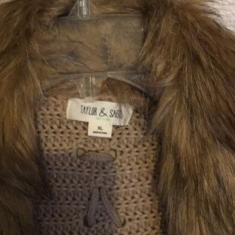 Brown sweater - Picture 2 of 3